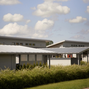 Dřevostavby v kombinaci se střechou z plechové krytiny Lindab