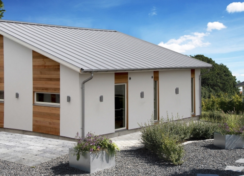 Dřevostavby v kombinaci se střechou z plechové krytiny Lindab