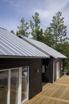 Dřevostavby v kombinaci se střechou z plechové krytiny Lindab