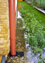 Obr. 1: Dům osazený nízko na nevhodně tvarovaném pozemku byl hned při prvním přívalovém dešti po dokončení stavby vyplaven vodou, došlo k poškození podlah a tepelné izolace v nich.