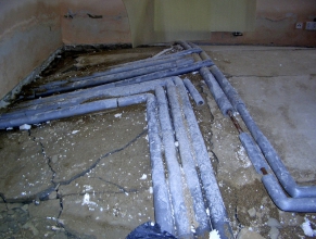 Obr. 2: Jaký vztlak měla voda z nevhodně řešeného a umístěného vsakovacího objektu po přívalovém dešti je patrné na snímku podkladních betonů a rozvodu topení v suterénu domu.