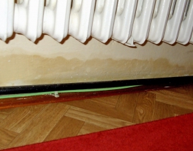 Obr. 3: Chybně navržená hydroizolační koncepce přináší majitelům a uživatelům domů trvalé trápení v podobě hygienicky závadných prostor s vlhkými povrchy.