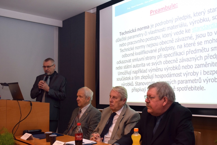 Zleva Ing. Karel Vaverka, Ing. Václav Mach, Ing Pavel Křeček a Ing. Ladislav Bukovský na tiskové konferenci ČKAIT týkající se přístupnosti technických norem