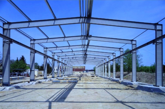 Ocelový SIN nosník spojuje výhody válcované oceli a příhradové konstrukce. Vlnitá profilace stojiny dovoluje jeho menší celkovou výšku a zároveň zachování vysoké únosnosti.