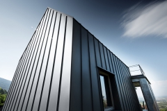 Dům v Kövágószölös s drážkovanou krytinou Prefalz