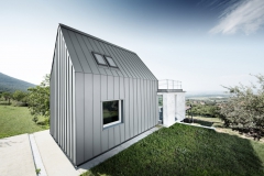 Dům v Kövágószölös s drážkovanou krytinou Prefalz