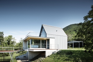 Dům v Kövágószölös s drážkovanou krytinou Prefalz