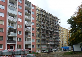 Rekonstrukce fasády paneláku v Šumperku zateplovacím systémem NEW-THERM a prefabrikovaným řešením nadpraží od HPI-CZ.