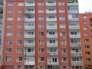 Rekonstrukce fasády paneláku v Šumperku zateplovacím systémem NEW-THERM a prefabrikovaným řešením nadpraží od HPI-CZ