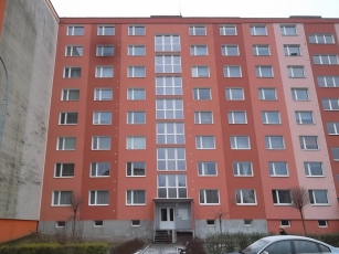 Rekonstrukce fasády paneláku v Šumperku zateplovacím systémem NEW-THERM a prefabrikovaným řešením nadpraží od HPI-CZ