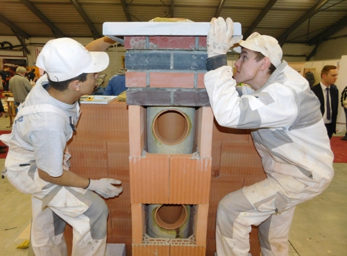 Úkolem zedníků bylo mj. postavit komínový systém Heluz