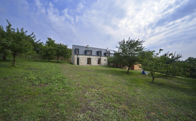 Parcela leží na okraji obce, takže navazuje na volnou krajinu