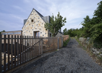 Dům je tvarově i dispozičně jednoduchý, je to víc úkryt než vyhlídka