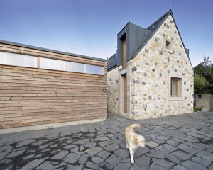 Dvůr před domem přechází v sad – vymezuje ho dřevěné hospodářské stavení