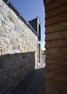 Na fasádách dominuje dřevo a kámen