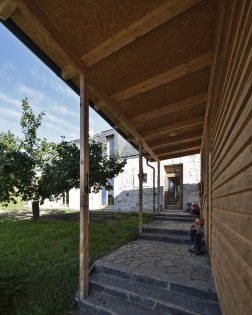 Na fasádách dominuje dřevo a kámen