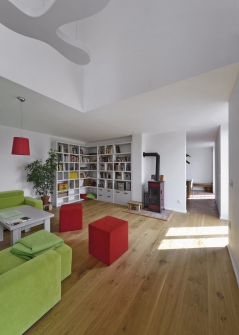 Hlavní obytná místnost je zčásti otevřena do podkrovního prostoru