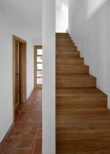 Dispozičně byl dům řešen podobně jako tradiční venkovské stavby