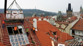 Solara HISTORIK, montáž na střechu Pinkasova paláce na Kampě