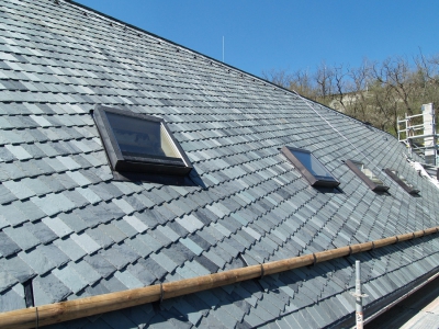 Střešní okna Solara KLASIK na střeše s břidlicovou krytinou