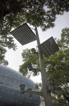 Obr. 7, 8: Prvky veřejného osvětlení ve Štýrském Hradci s rozptylovacími odraznými plochami