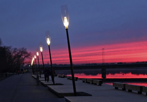 Obr. 9: „Pádlová lampa“ (Paddle lamp), Pärvu, Estonsko, design Margus Triibmann, KEHA3, ve spolupráci s Luhse & Tuhal architects, materiál PMMA a ocel, světelný prvek 35W HIT