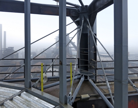 Obr. 3: Zavěšení v patě konstrukce vnějšího tubusu