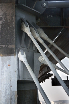 Obr. 4: Detail uchycení táhel v původní konstrukci vysoké pece