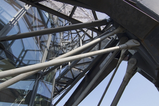 Obr. 8, 9: Zavěšení na dolní hraně vnějšího tubusu po dokončení