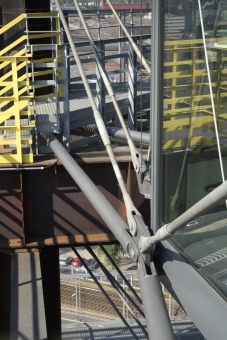 Obr. 8, 9: Zavěšení na dolní hraně vnějšího tubusu po dokončení