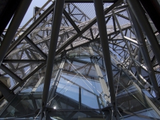 Obr: 10–12: Labyrint šroubovice zavěšené lávky kolem tubusu