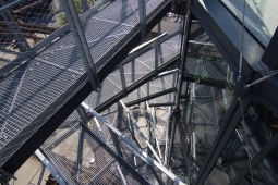 Obr: 10–12: Labyrint šroubovice zavěšené lávky kolem tubusu