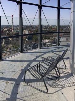 Obr. 15, 16: Terasa na pochozí střeše