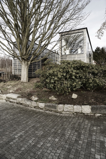 Realizace obou objektů byla jednoduchá a levná, pozemek si však architekt Stolín vybral velmi dobře