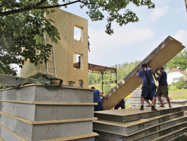 Obvodové stěny, podlaha, střecha a vložené stropní konstrukce jsou ze SIP, fasádu vynáší dřevěný rošt