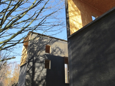 Obvodové stěny, podlaha, střecha a vložené stropní konstrukce jsou ze SIP, fasádu vynáší dřevěný rošt