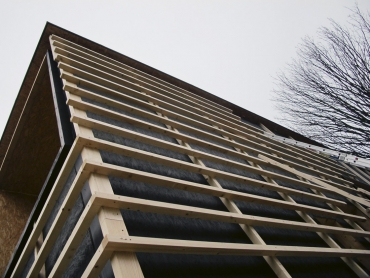 Obvodové stěny, podlaha, střecha a vložené stropní konstrukce jsou ze SIP, fasádu vynáší dřevěný rošt