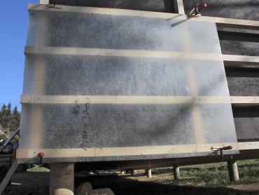 Obvodové stěny, podlaha, střecha a vložené stropní konstrukce jsou ze SIP, fasádu vynáší dřevěný rošt