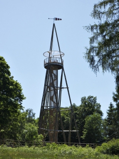 Na stavbu bylo použito 20 m3 modřínové tlakově impregnované kulatiny, 2,5 m3 dubu pro schodiště a 3,3 t žárově zinkované oceli