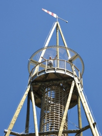 Vrchol rozhledny s žerdí, která nese větrnou korouhev