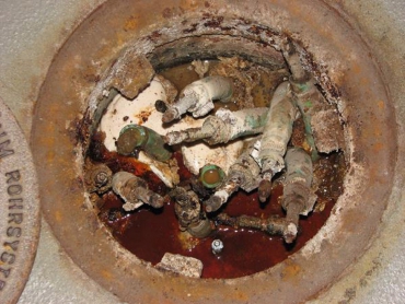 Šachta kontrolního systému dvojité sektorované hydroizolace zaplavená vodou. Kde je asi vada? 