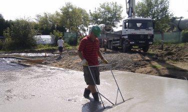 Realizace betonové základové desky rodinného domu – srovnání betonu do požadované roviny