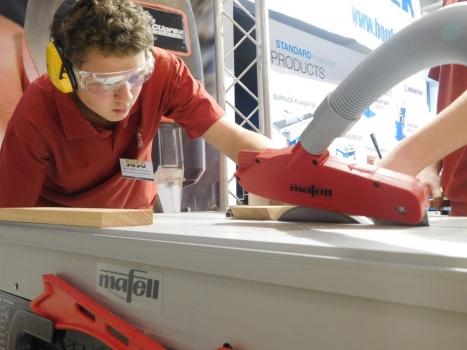 Ostravské kolo soutěže SUSO – truhláři při práci