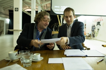 Podpis mamoranda o o spolupráci na vzniku kulturní a kreativní čtvrti Art District 7, ředitel IPR Praha Petr Hlaváček a starotsta Prahy 7 Jan Čižinský 