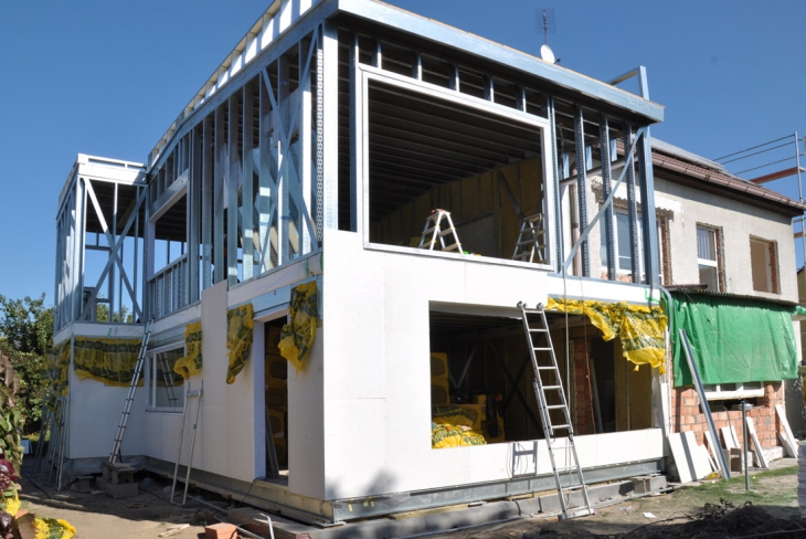 Build Clever House – chytré domy jsou certifikované jako celek, to znamená, že splňují všechny statické, požární, akustické i tepelněizolační podmínky. Jedná se o opláštěnou ocelovou konstrukci založenou na mikropilotách. Difuzně otevřená skladba využívá materiály Knauf. V konstrukci jsou desky Diamant, Vidiwall, CW/UW profily, izolaci Knauf Insulation, tmely Knauf Uniflott a další.