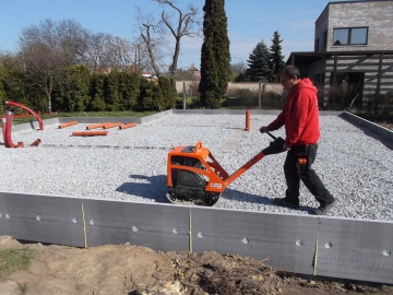 Podsypy se provádějí z drceného kameniva a důkladně hutní