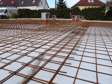 Základová deska je armována kari sítí, nejčastěji 150/150/8 mm