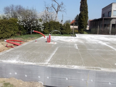 Hotová sendvičová základová deska je ideální pro kotvení svislých konstrukcí pomocí vrutů