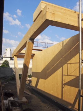 Pripojenie šikmých stĺpov v mieste vyloženia poschodia