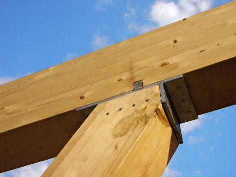 Pripojenie šikmých stĺpov v mieste vyloženia poschodia